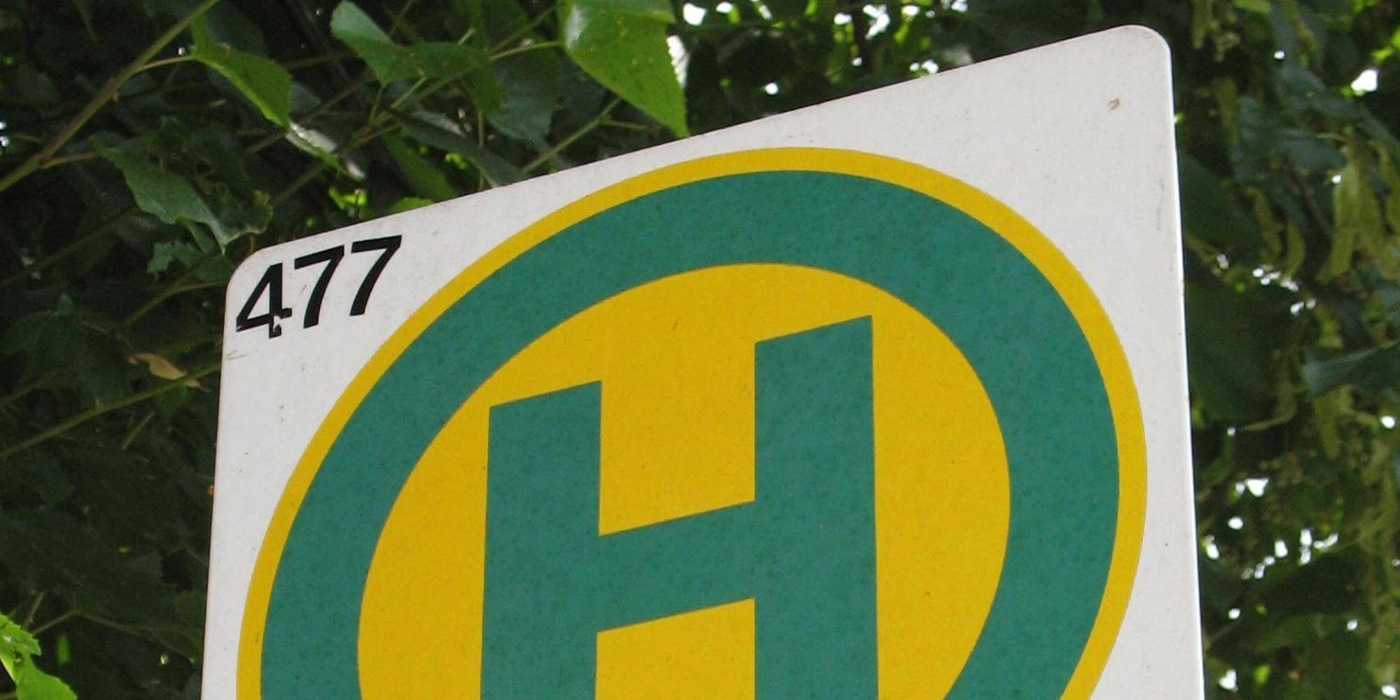 Banner - Fahrplanänderunge bei Buslinien (Quelle: Doris Antony, Berlin, LVG Boissow Schule, Ohne Haltestelle von Gymnasium Hittfeld, CC BY-SA 4.0 )