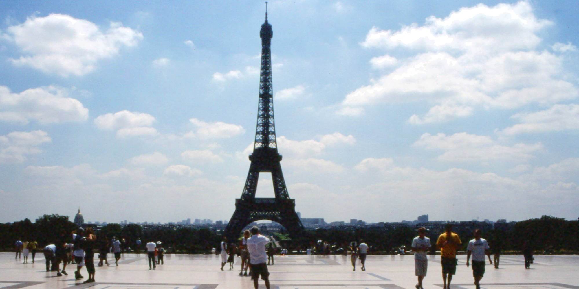 Eiffelturm von Paris - Rama (https://commons.wikimedia.org/wiki/File:Rue-de-paris-film102jpg.jpg), „Rue-de-paris-film102jpg“, Zugeschnitten von Gymnasium Hittfeld, https://creativecommons.org/licenses/by-sa/2.0/fr/deed.en