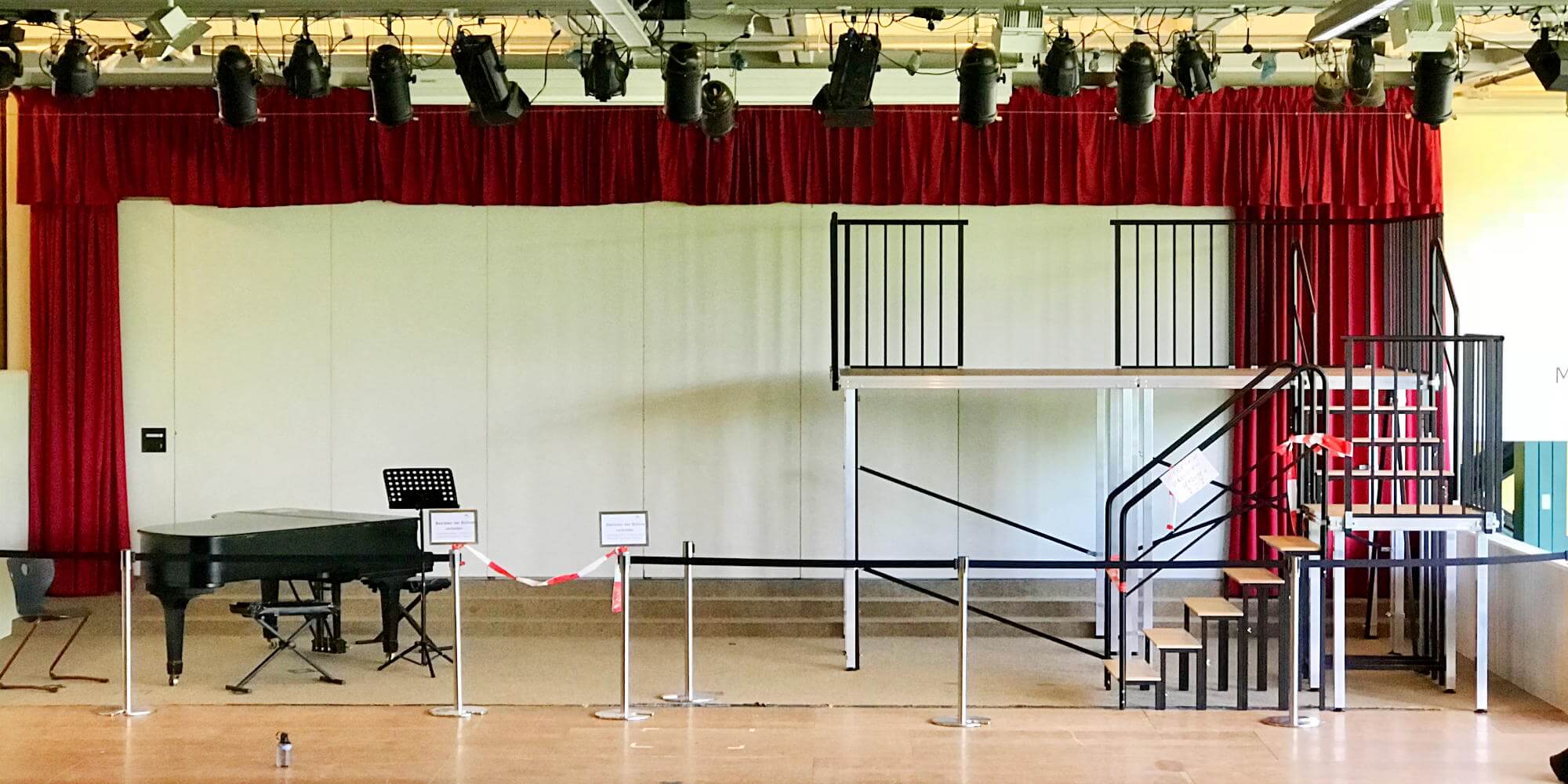 Die Bühne im großen Forum is abgesperrt. Das Betreten ist derzeit absolut verboten!