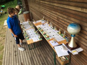 Auslage der Preise samt Wanderpokal