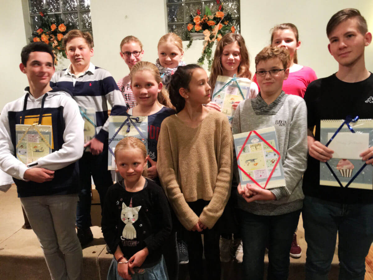 10 Schölers hebbt mitmaakt un Geschichten ut de ganze Welt leest: Louise Kokartis, Riekje Lauf, Noah Reichert, Charlotte Jiritschka, Anna Anderson, Mika Münchow, Lilja Sauer, Emmü Führer, Blazeij Jankowski, Sebastian Musehold.